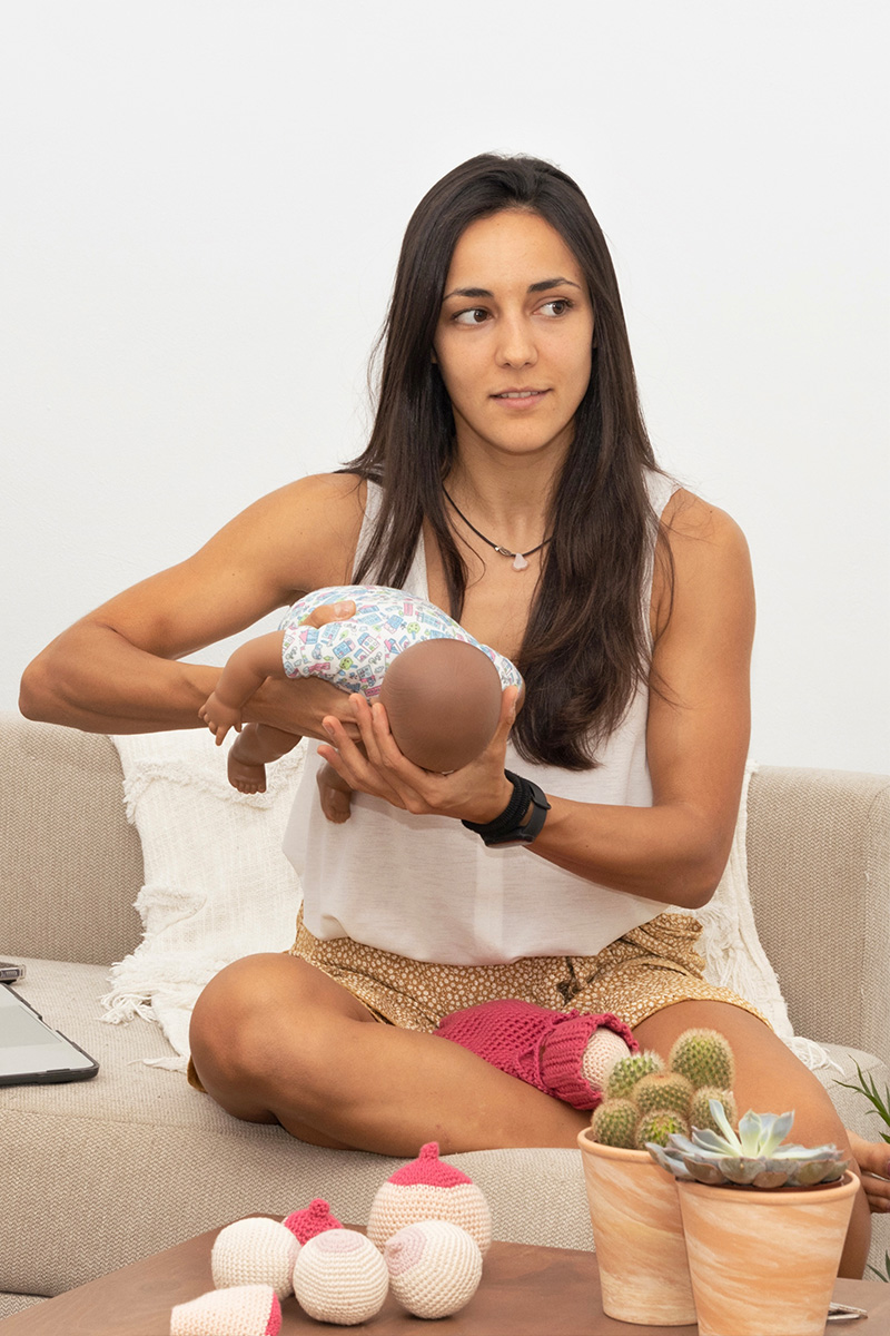 María luciendo usando una muñeca